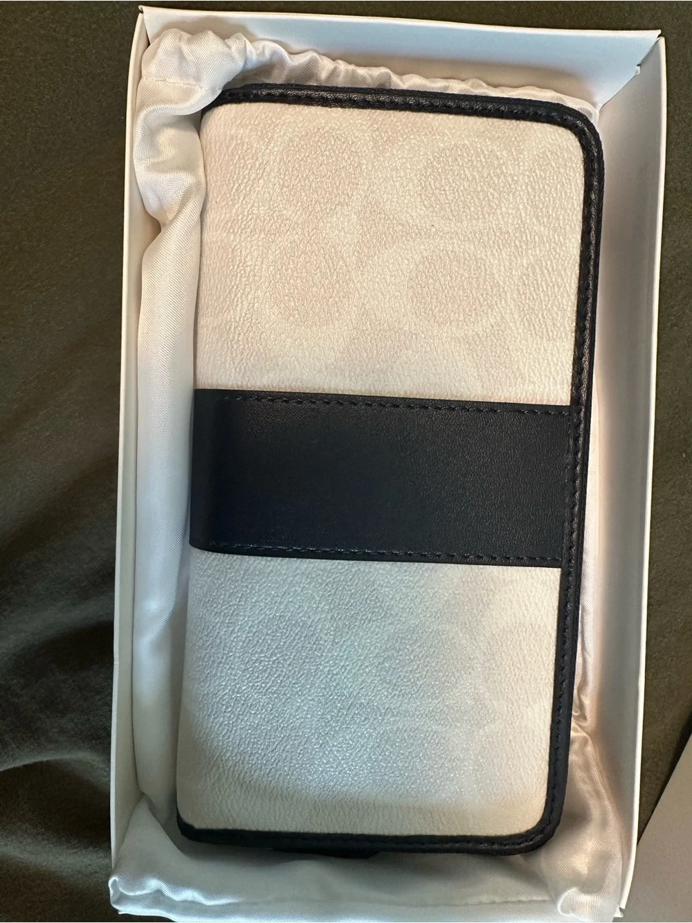 COACH White and Navy Leather Zip Phone Wallet Case